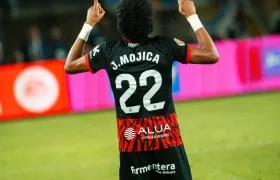 Johan Mojica celebrando su gol.