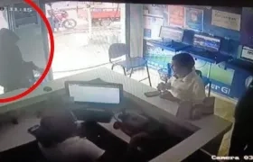 Momento en que ocurrió el crimen de la trabajadora de SuperGiros, en Bosconia. 