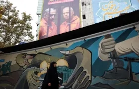 Pancarta del ministro israelí, Benjamín Netanyahu, y el exministro de Defensa, Yoav Gallant, en la Plaza Palestina de Teherán. 