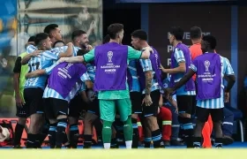 Jugadores de Racing celebrando uno de los goles.