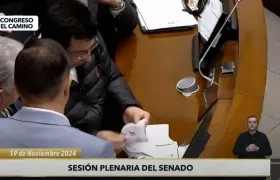 Momento en que aparece un tarjetón pegado. 