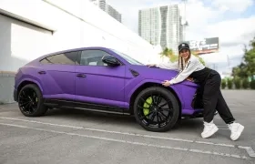 Shakira personalizó su Lamborghini Urus en colores morado y amarillo neón.