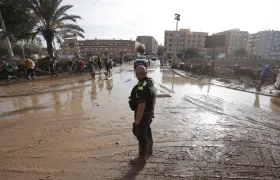 Uniformado de la Policía durante las labores de rescate.