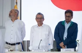 'Walter Mendoza' e 'Iván Márquez' durante la primera sesión de los diálogos en Caracas. 