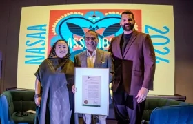 El cantante Gilberto Santa Rosa, recibe su reconocimiento.