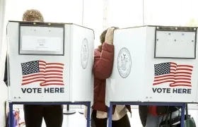 Votantes emitiendo sus votos en el distrito de Brooklyn en Nueva York. 