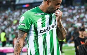 Edwin Cardona besando el escudo de Nacional. 