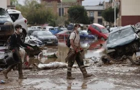 Voluntarios limpiando las calles de Paiporta, Valencia. 