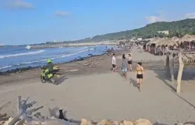 Las autoridades durante el cierre de playas en Puerto Colombia.