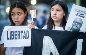 Mujeres sostienen carteles durante una manifestación exigiendo libertad para los presos políticos.
