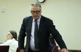 Alec Baldwin asistiendo a su juicio por homicidio involuntario.