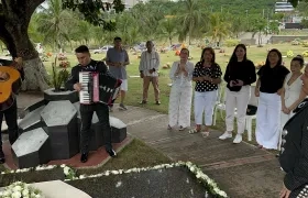 Jacqueline Ramón, viuda del Joe, y Rocío Peralta en el Cementerio Jardines de la Eternidad.