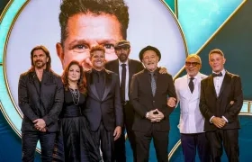 Carlos Vives, junto a sus colegas que le rindieron homenaje en su distinción como Persona del Ano 2024. 