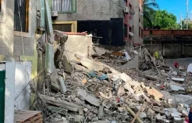 Torre del edificio Privilegios desplomada en Campo Alegre.