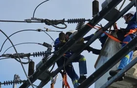 Operarios de Air-e realizan trabajos eléctricos. 