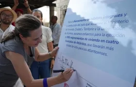 Ministra de Vivienda, Helga Rivas, durante la firma del convenio.