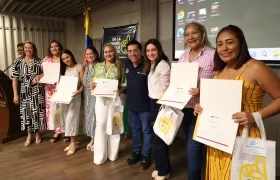 Momentos de la certificación de las beneficiarias del programa de inglés.