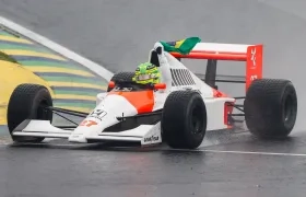 Lewis Hamilton a bordo del monoplaza que condujo Ayrton Senna. 