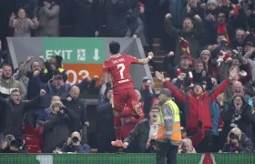 Luis Díaz celebra con los aficionados el primer gol del Liverpool. 