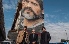 Giovanni Di Lorenzo, capitán del Nápoles, el presidente Aurelio De Laurentiis y el técnico Antonio Conte junto a un mural de Maradona.