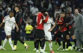 Theo Hernández consuela a Brahim Díaz al final del partido en el Santiago Bernabéu.