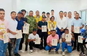 Jóvenes beneficiarios con la entrega de la libreta militar.