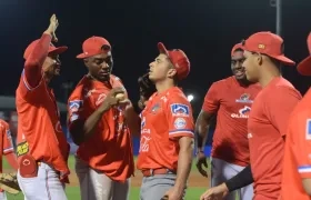 Christian Allegretti cuando recibía la felicitación de sus compañeros de equipo. 