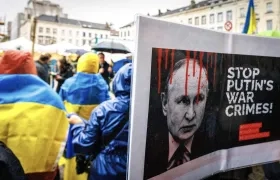 Una pancarta que representa al presidente ruso se exhibe durante una actuación de 'Go-to Ukrainian', una organización que aboga por los intereses de Ucrania.