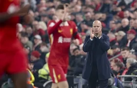 Arne Slot, entrenador del Liverpool, durante el partido contra el Bayer Leverkusen.
