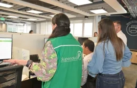 Funcionarios de Supersalud durante la intervención a Coosalud EPS. 