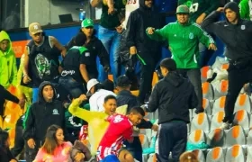 El enfrentamiento en las tribunas entre hinchas de Nacional y Junior.