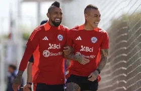 Arturo Vidal y Eduardo Vargas durante un entrenamiento de la selección chilena.  