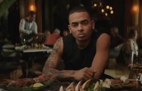 Una escena de la película 'Odisea' donde aparece el músico puertorriqueño Ozuna.