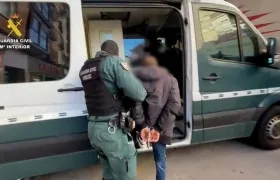 Uno de los capturados junto a autoridad de la Guardia Civil.