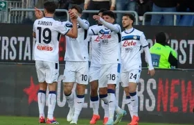 Jugadores de Atalanta celebrando el único gol del encuentro.