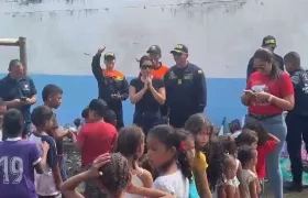 Entrega de regalos a niños y niñas de Isla Salamanca. 