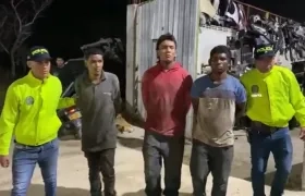 Los capturados junto a las autoridades.