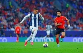 Nelson Deossa en acción de juego contra Al Ahly.