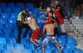 Hinchas del América atacan a un policía.