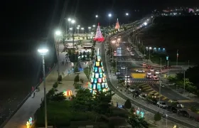 Aspecto del Gran Malecón con el alumbrado navideño. 