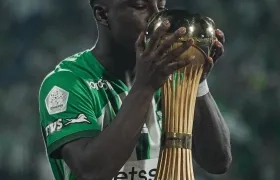 Marino Hinestroza besando el trofeo de campeón de la Liga.