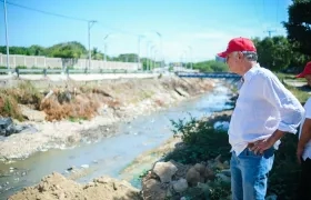 Gobernador Verano durante la visita de inspección de la obra en Soledad.