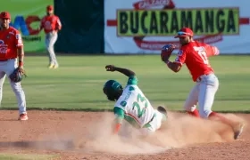 Jaider Morelos, de Caimanes, pone out en segunda a un corredor de Toros. 