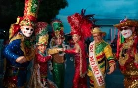Los reyes del Carnaval junto a la danza Congo grande de Barranquilla.