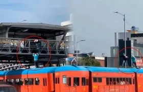 Jóvenes saltando sobre el techo del Tren de la Sabana.