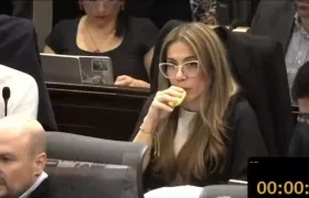 La representante Cathy Juvinao con el vapeador.