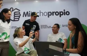 Alcalde Char durante un diálogo con una pareja interesada en el subsidio. 