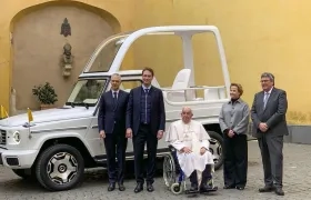 Papa Francisco, junto al primer papamóvil totalmente eléctrico. 