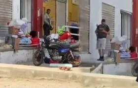 Policía en el exterior del supermercado.