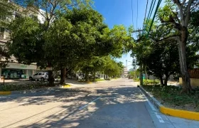 La carrera 49C con carril ampliado y zona verde.